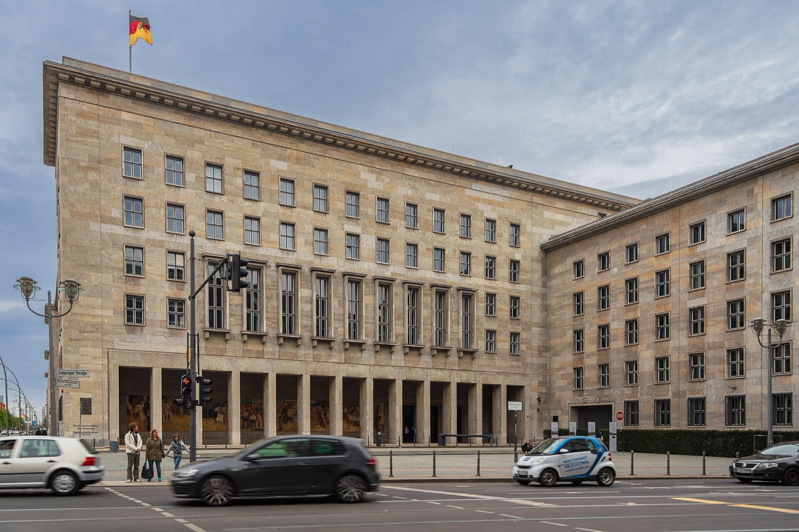 Das Bundesministerium der Finanzen in Berlin von der Leipziger Straße aus, Bundesflagge auf dem Dach